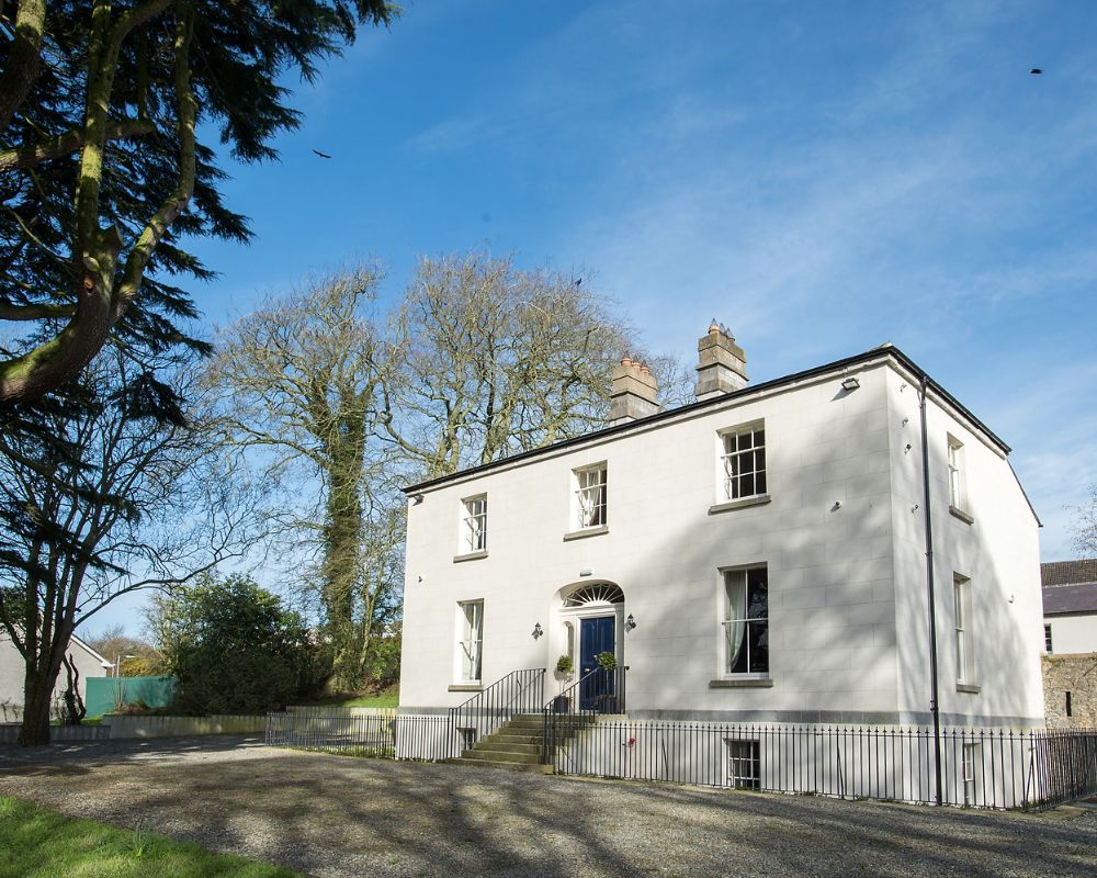 Boyne House Slane boasts 6 tastefully appointed luxury ensuite Heritage Bedrooms in the Main House along with 4 additional Bedrooms in the Coach House, offering luxurious accommodation and private rental in the heart of Slane village.